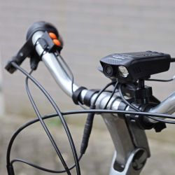 Nedis Bike Camera og Lygte  3-i-1 Multifunktionelt Cykeltilbehr til En Sikker og Eventyrlig Tur