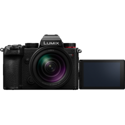Panasonic Lumix S5D m/S-R 28-200mm F/4-7.1
